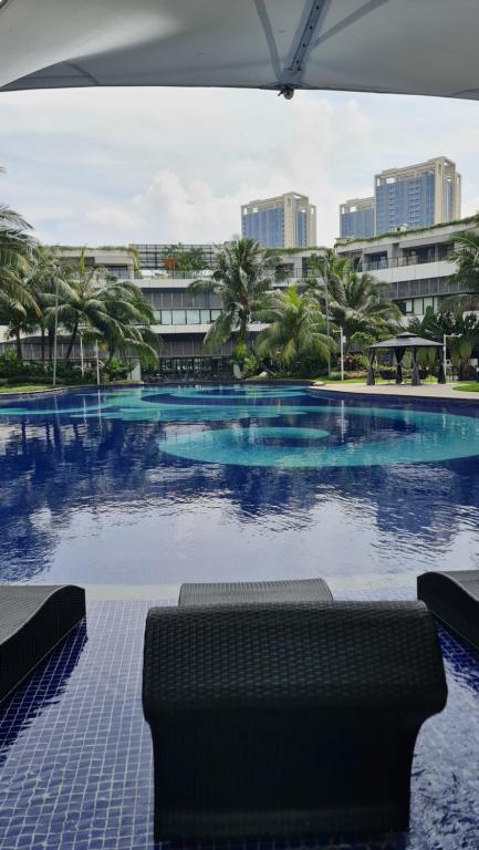 una piscina con vista su un resort di 3Br Sky House BSD Apartment Brandnew and Cozy a Samporo