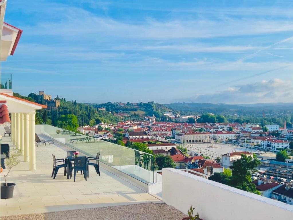balcone con tavolo e sedie affacciato sulla città di Vila Pombal Tomar - Luxury Apartment with private pool and Castle View a Tomar