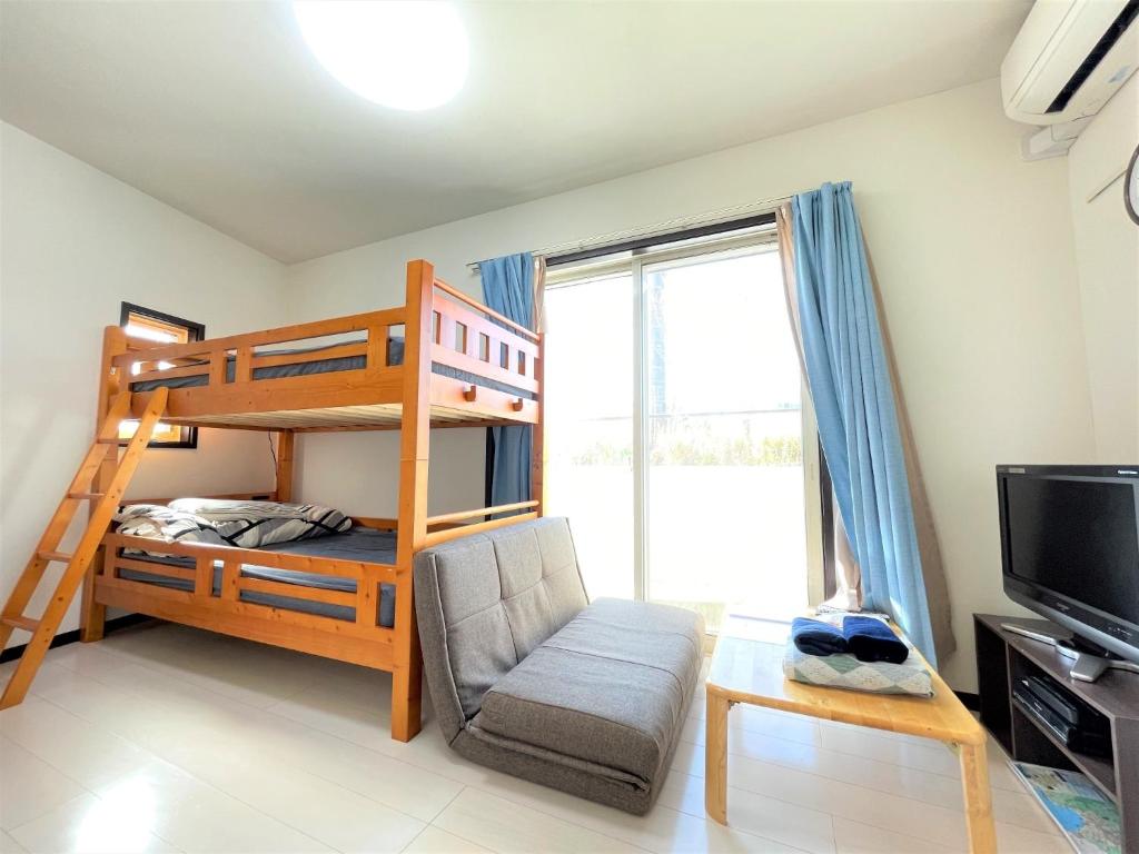 Credo Maison Kamakura - Vacation STAY 10394 في كاماكورا: غرفة نوم مع سرير بطابقين وكرسي