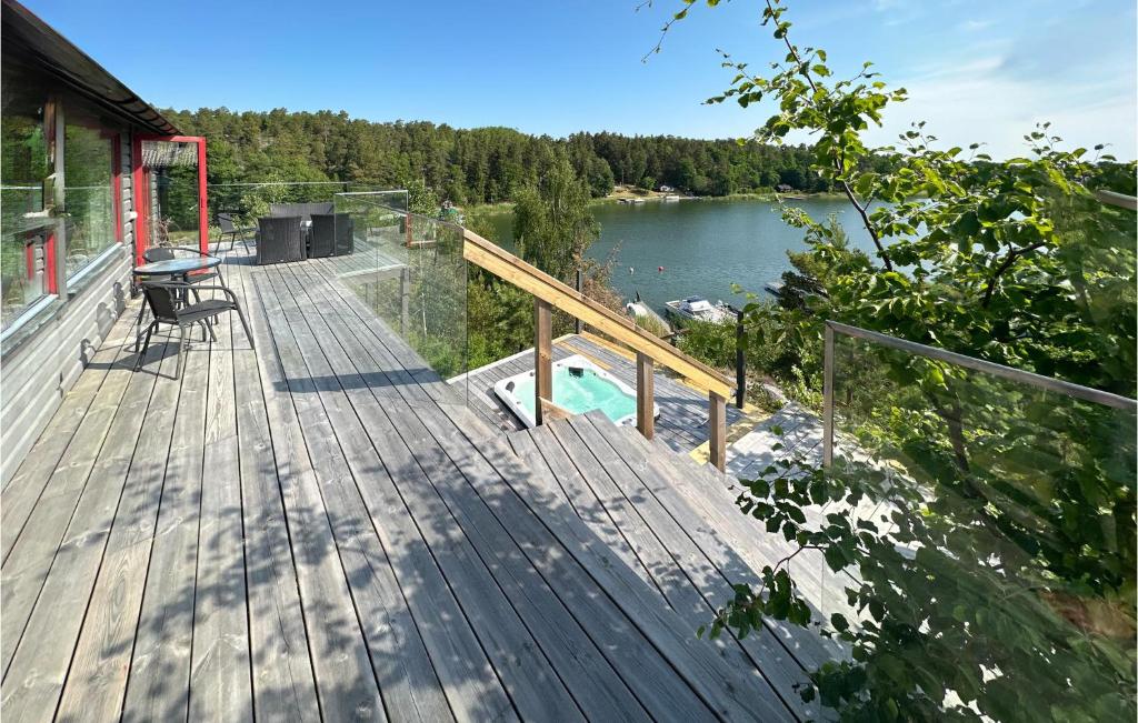 una terraza de madera con vistas al lago en Awesome Home In Dalar With House Sea View en Dalarö