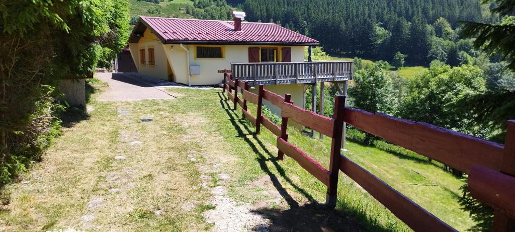 une clôture devant une petite maison dans l'établissement Maison de montagne vue magnifique, à Ventron