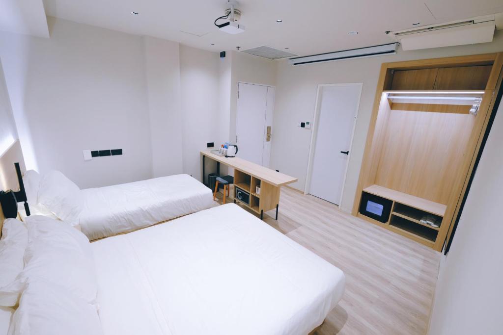 Giường trong phòng chung tại Rest Bugis Hotel