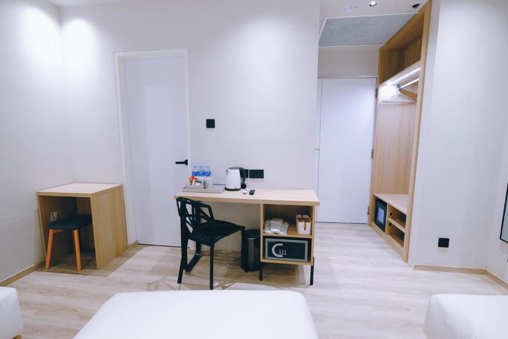 Giường trong phòng chung tại Rest Bugis Hotel