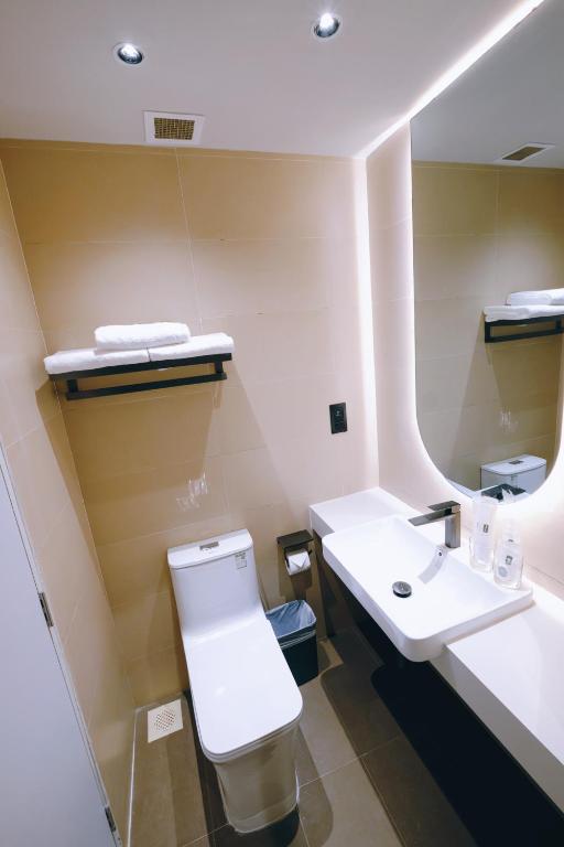 Phòng tắm tại Rest Bugis Hotel