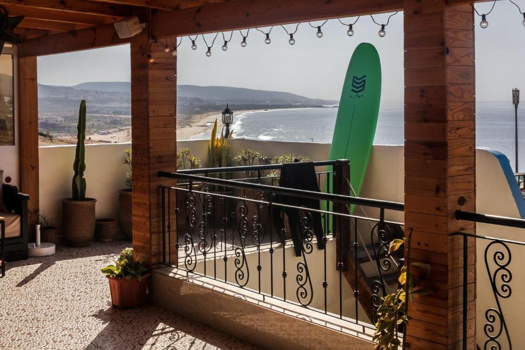 balcón con tabla de surf en la playa en taghazout life, en Taghazout