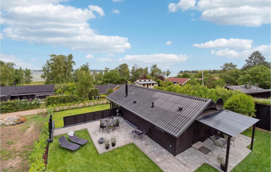 una vista aérea de una casa con techo en 1 Bedroom Lovely Home In Holbk, en Holbæk