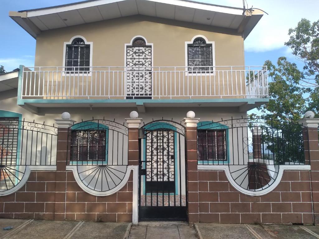 ein Haus mit Balkon darüber in der Unterkunft Casa Gonzalez 