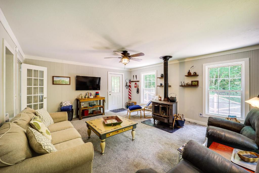 TV a/nebo společenská místnost v ubytování On-Site Stream Serene Cottage in Bakersville!