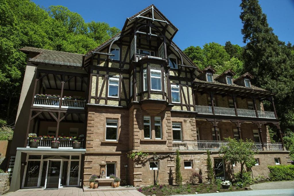 uma casa grande com um telhado de gambrel em Hotel Luise em Bad Bergzabern