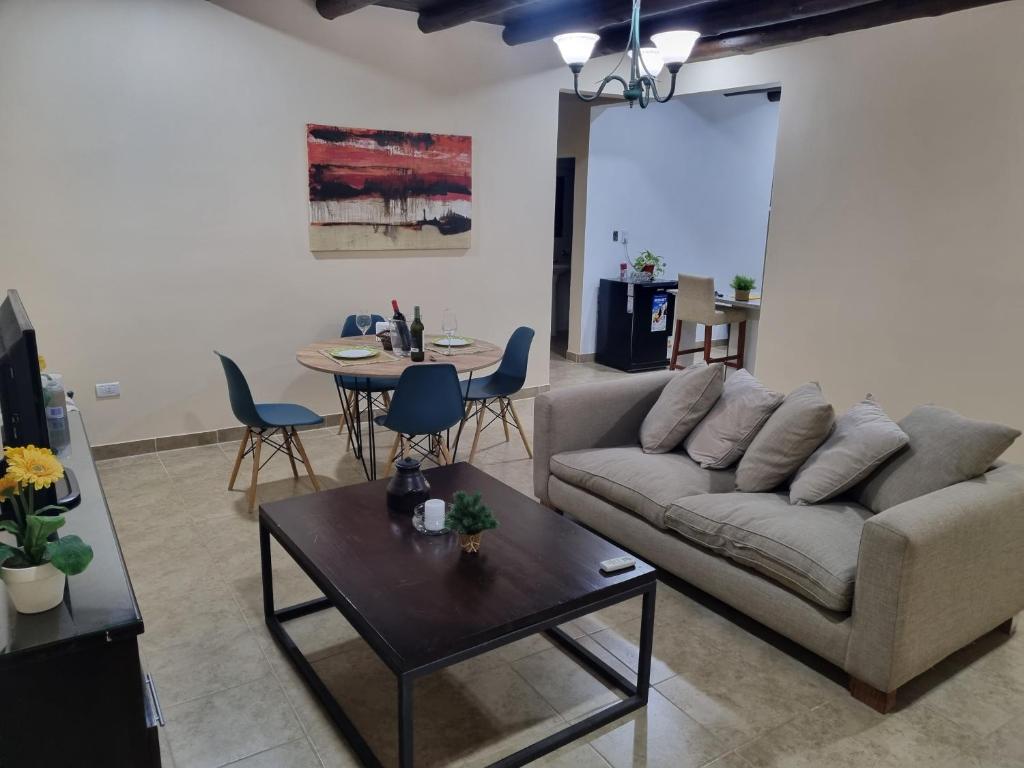 uma sala de estar com um sofá e uma mesa em Gergla em Luján de Cuyo