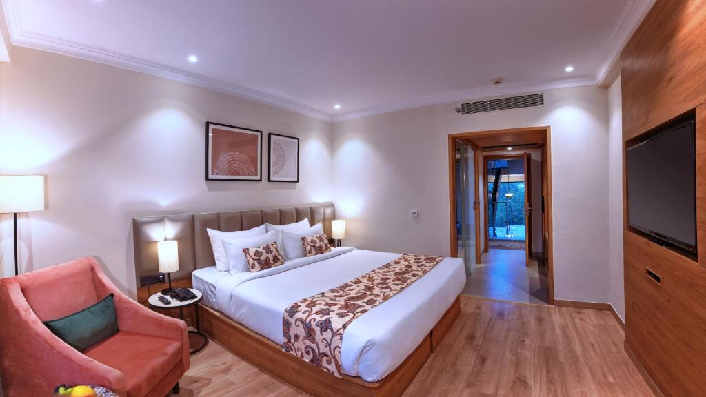 Postel nebo postele na pokoji v ubytování Royale Sarovar Portico Agra