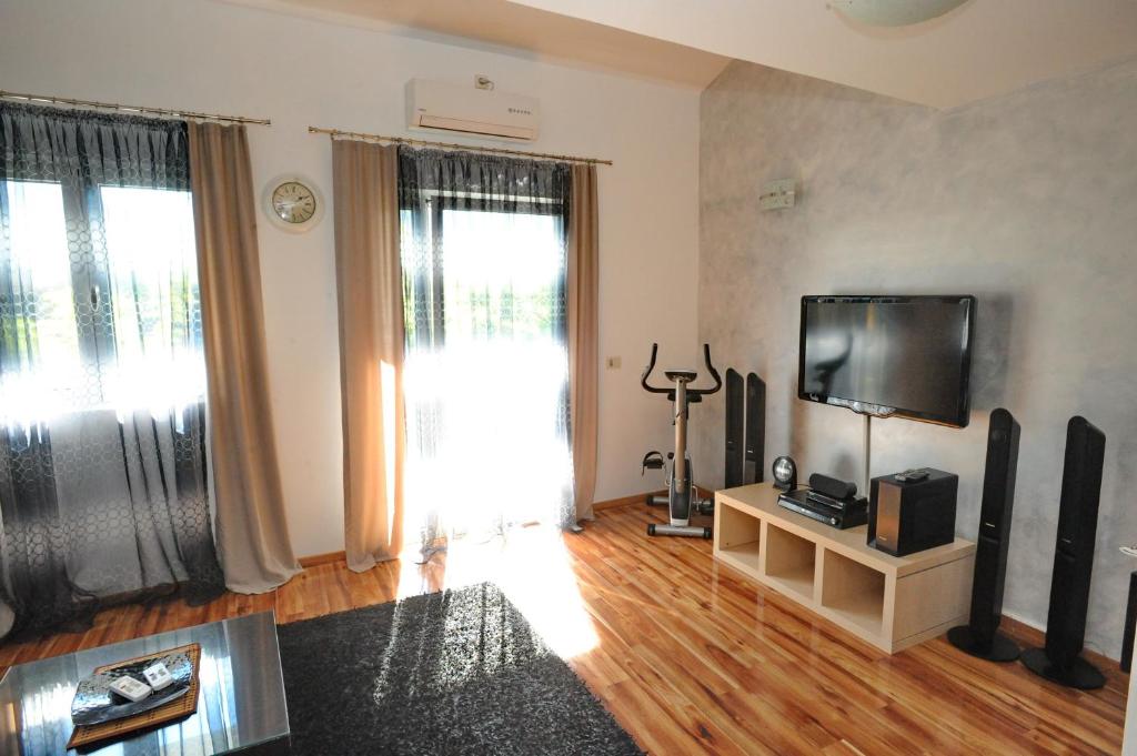 J & P Apartments - 9