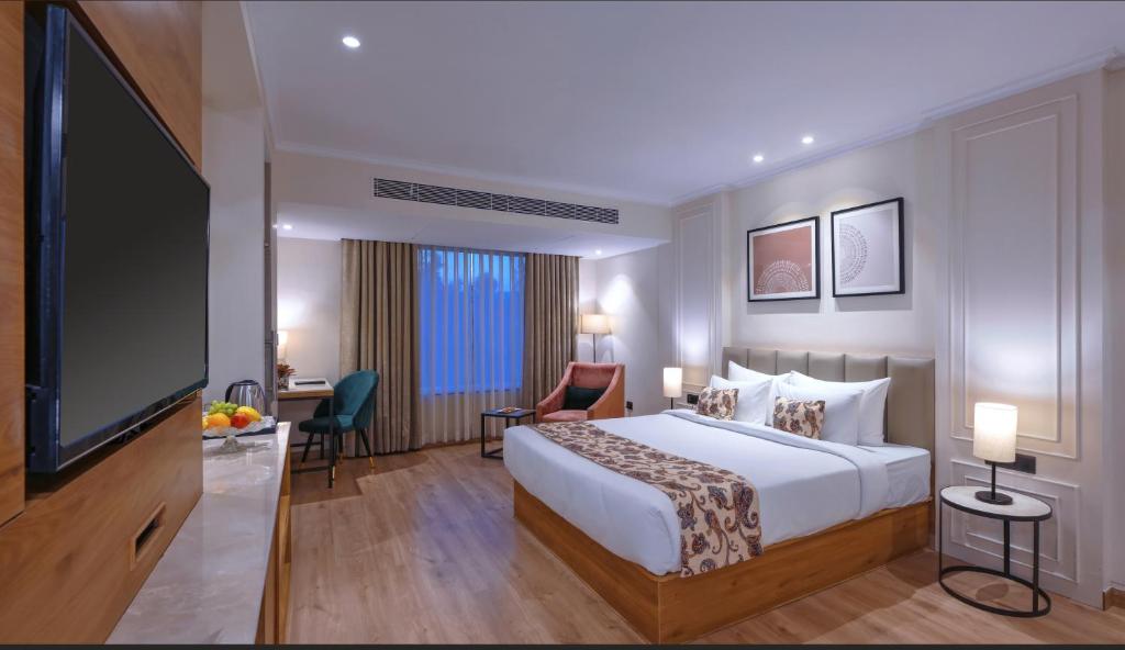 Postel nebo postele na pokoji v ubytování Royale Sarovar Portico Agra