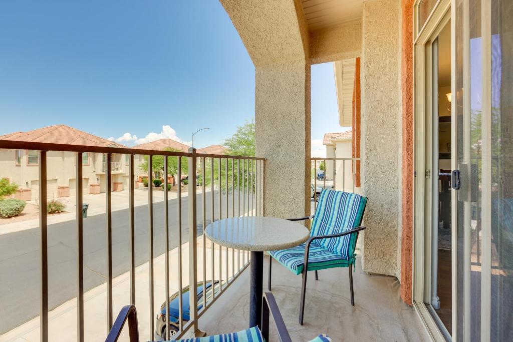 Un patio con sillas y una mesa en el balcón. en Mesquite Vacation Rental Condo with Resort Amenities, en Mesquite