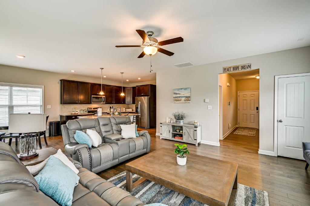 PetFriendly Fayetteville Home with Hot Tub!, Hope Mills (updated prices 2024)