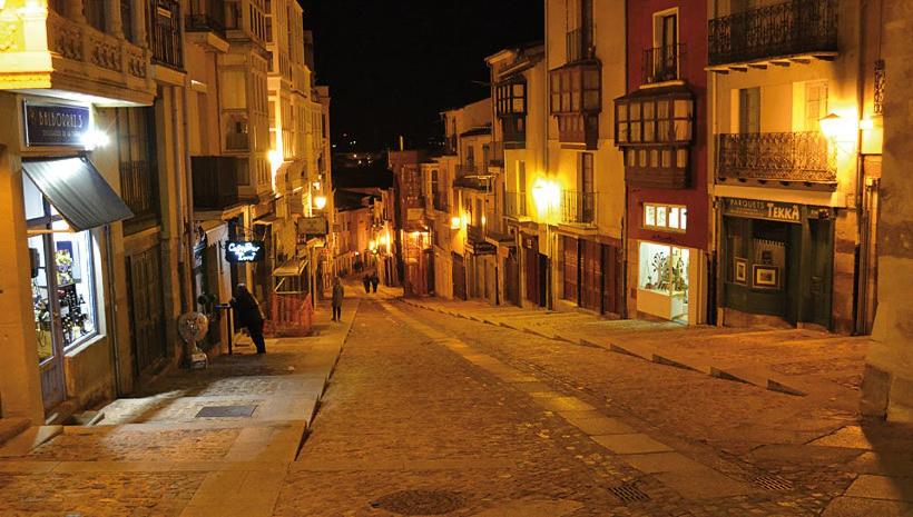 uma rua da cidade vazia à noite com luzes em Apartamentos Turisticos Dormi2 em Zamora