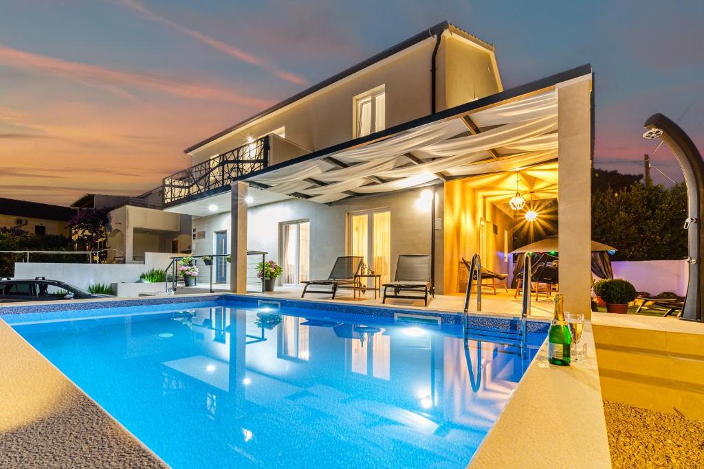 Bazén v ubytování Villa Renesansa nebo v jeho okolí