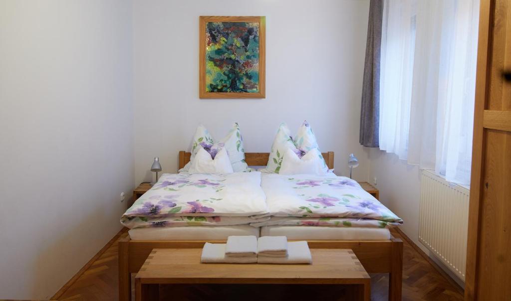 a small bedroom with a bed and a table at KeramikArt-Wohnung in Pécs