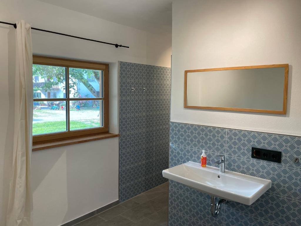 baño con lavabo y ventana en Das Waschhaus, en Mehring