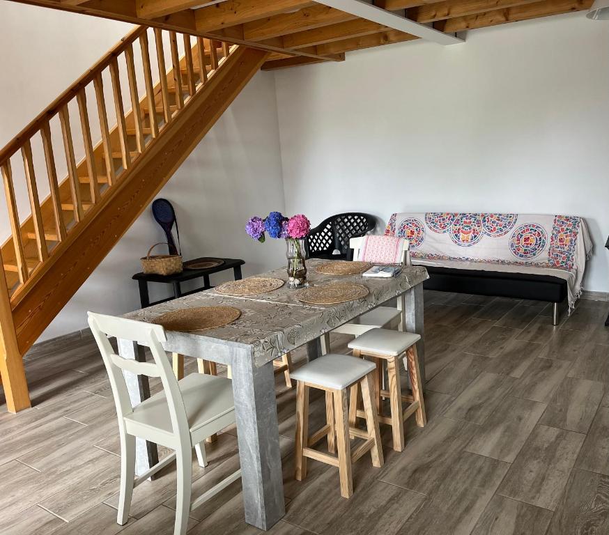 Zdjęcie z galerii obiektu Amplia casa con jardin a un paso del centro de Santander w mieście Santander