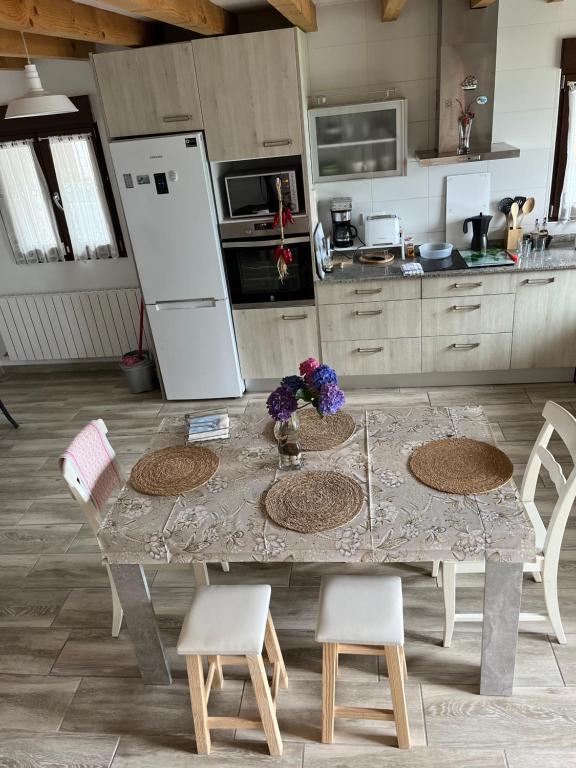 Zdjęcie z galerii obiektu Amplia casa con jardin a un paso del centro de Santander w mieście Santander