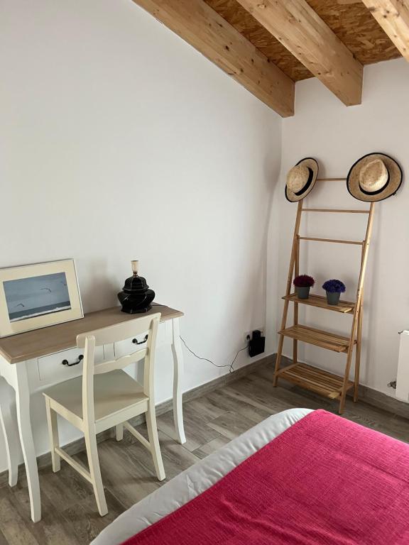 Zdjęcie z galerii obiektu Amplia casa con jardin a un paso del centro de Santander w mieście Santander