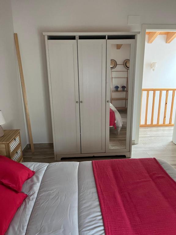 Zdjęcie z galerii obiektu Amplia casa con jardin a un paso del centro de Santander w mieście Santander