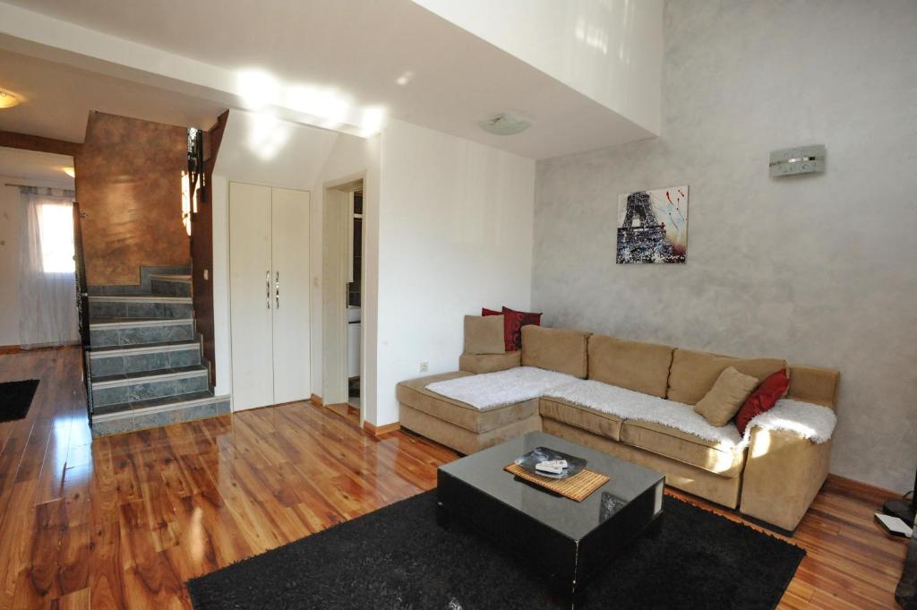 J & P Apartments - 11