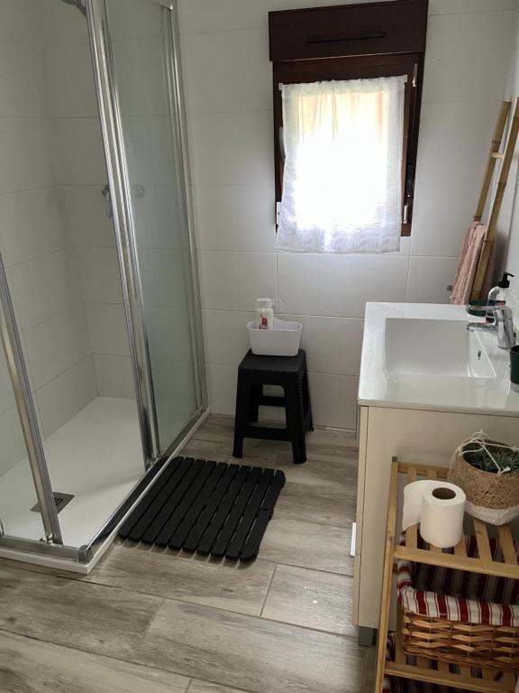 Zdjęcie z galerii obiektu Amplia casa con jardin a un paso del centro de Santander w mieście Santander