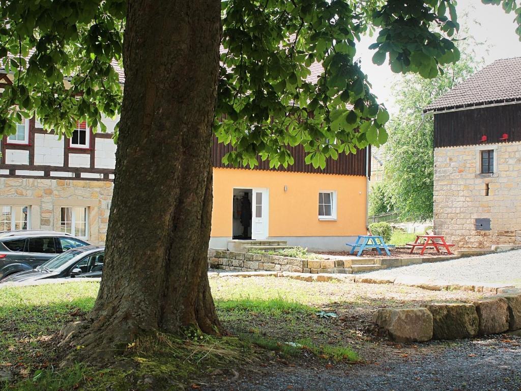 una casa con un árbol delante de ella en Cosy Apartment in Wei ig with Garden, en Struppen