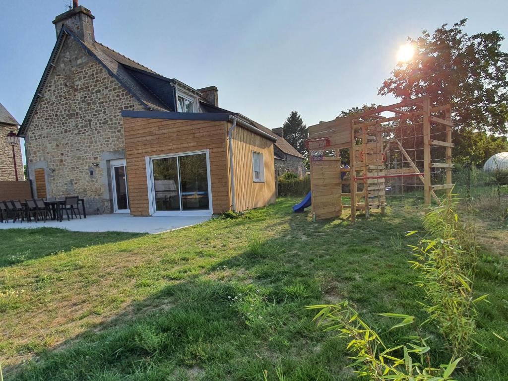 een renovatie van een huis met een tuin en een gebouw bij Le Mont comme à la maison in Roz-sur-Couesnon
