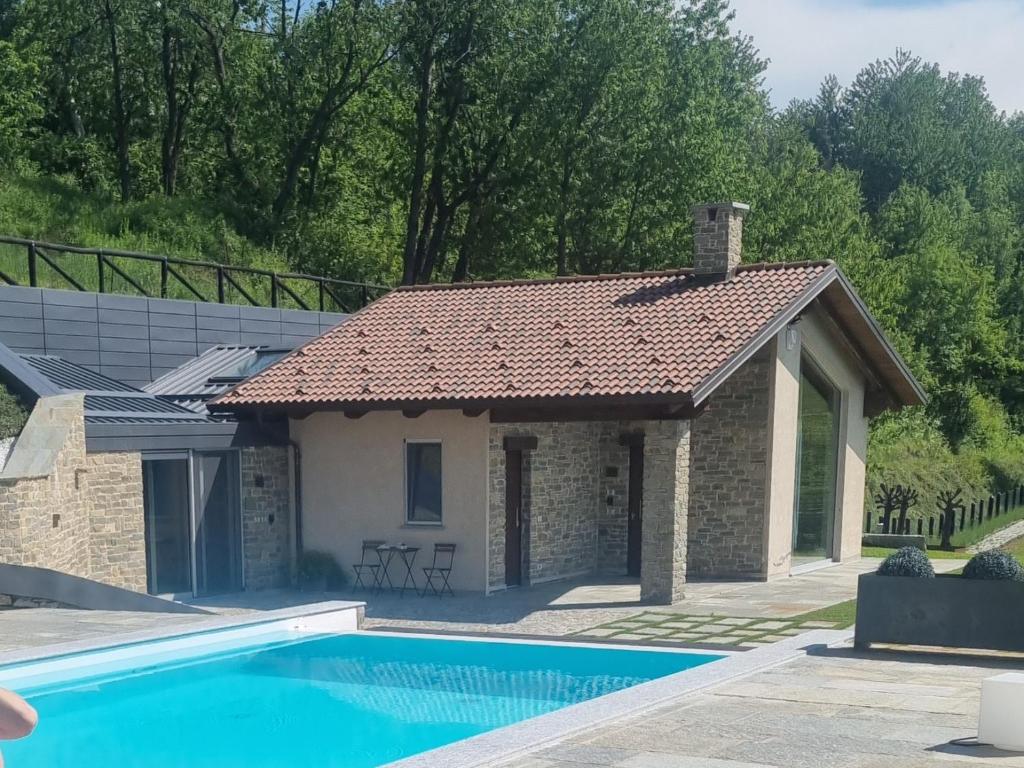 ein kleines Haus mit Pool davor in der Unterkunft Ca' del magu in San Michele Mondovì