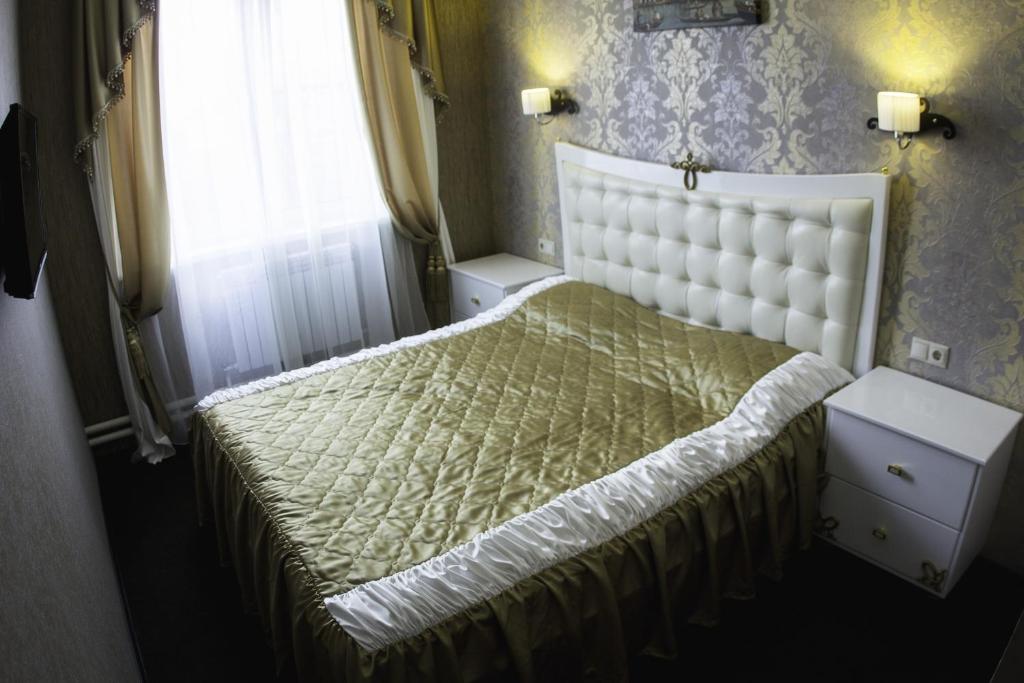 モスクワにあるHotel Liteのベッドルーム1室(白いヘッドボード付きのベッド1台、窓付)