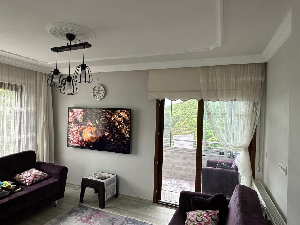 uma sala de estar com um sofá e uma janela em Yomra / Trabzon em Yomra