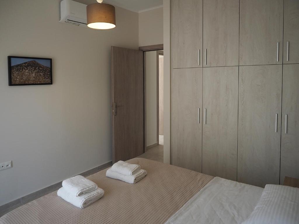 Кровать или кровати в номере Melissinos Beachfront Apartments