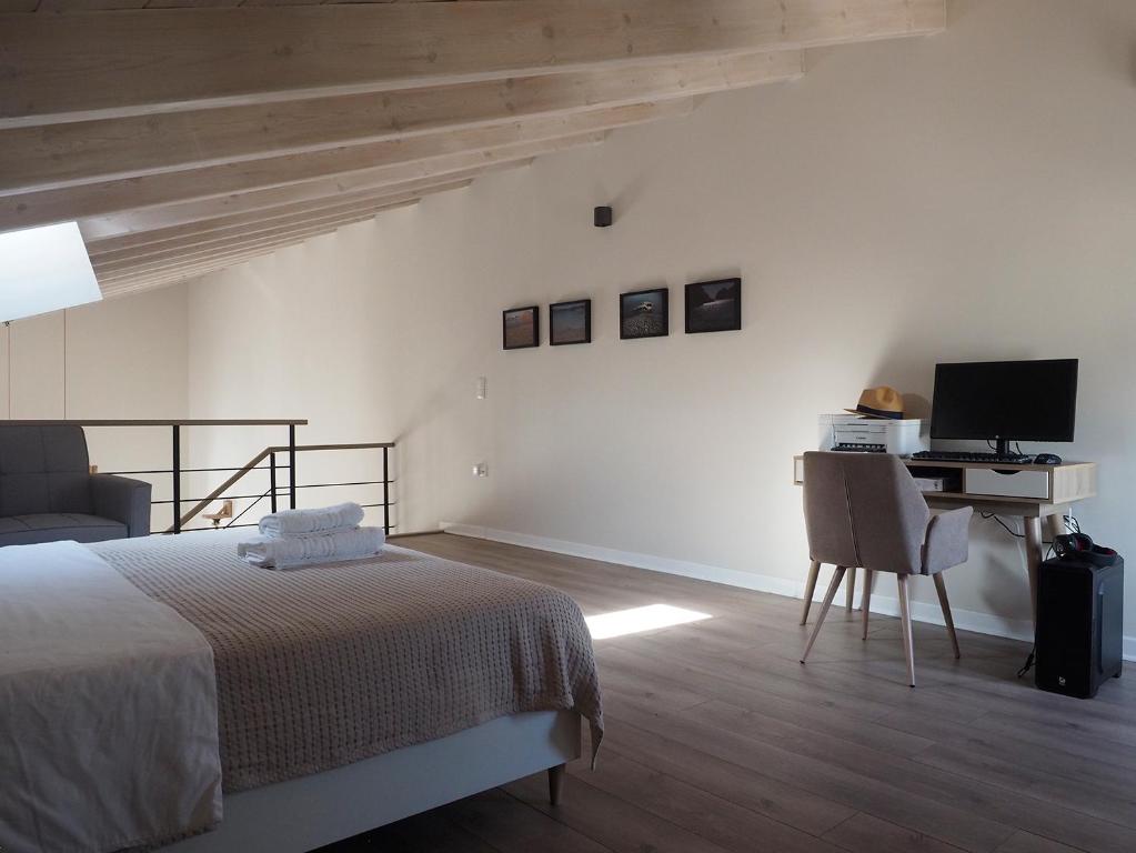 Кровать или кровати в номере Melissinos Beachfront Apartments