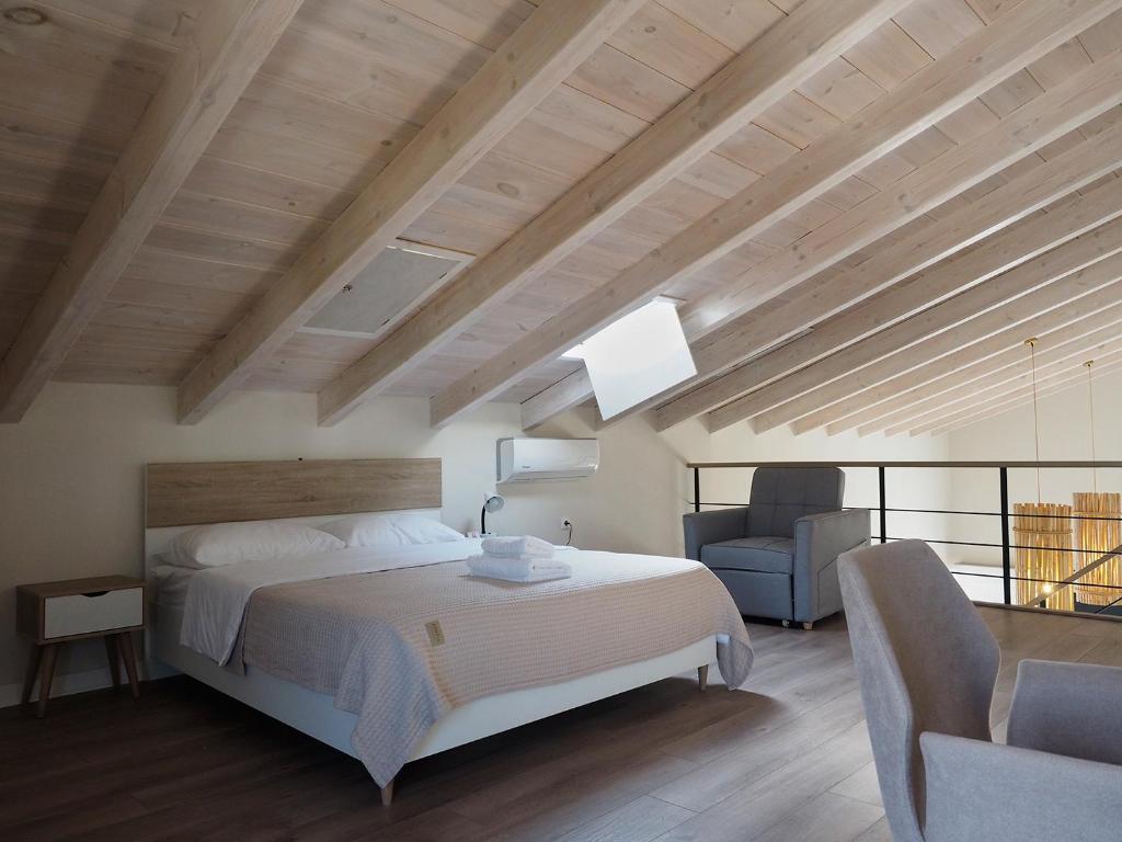Кровать или кровати в номере Melissinos Beachfront Apartments
