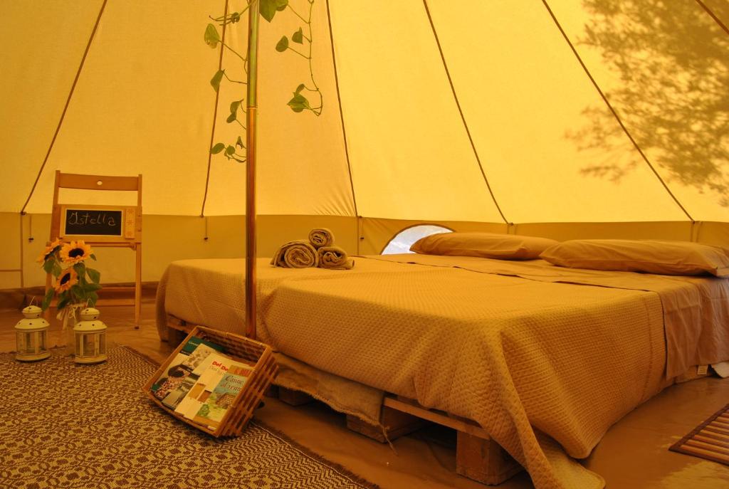 a bedroom with two beds in a tent at Pasare Glamping_AnglonaRuralExperience in Perfugas