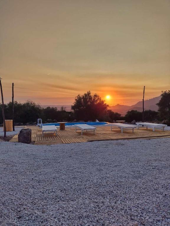 Východ nebo západ slunce při pohledu z luxury tent nebo okolí