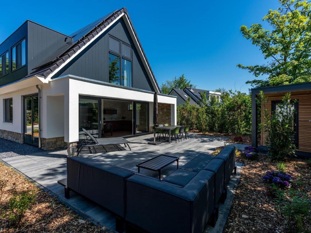 een modern huis met een zwart-witte buitenkant bij Beautiful luxurious villa situated in Den Burg in Den Burg