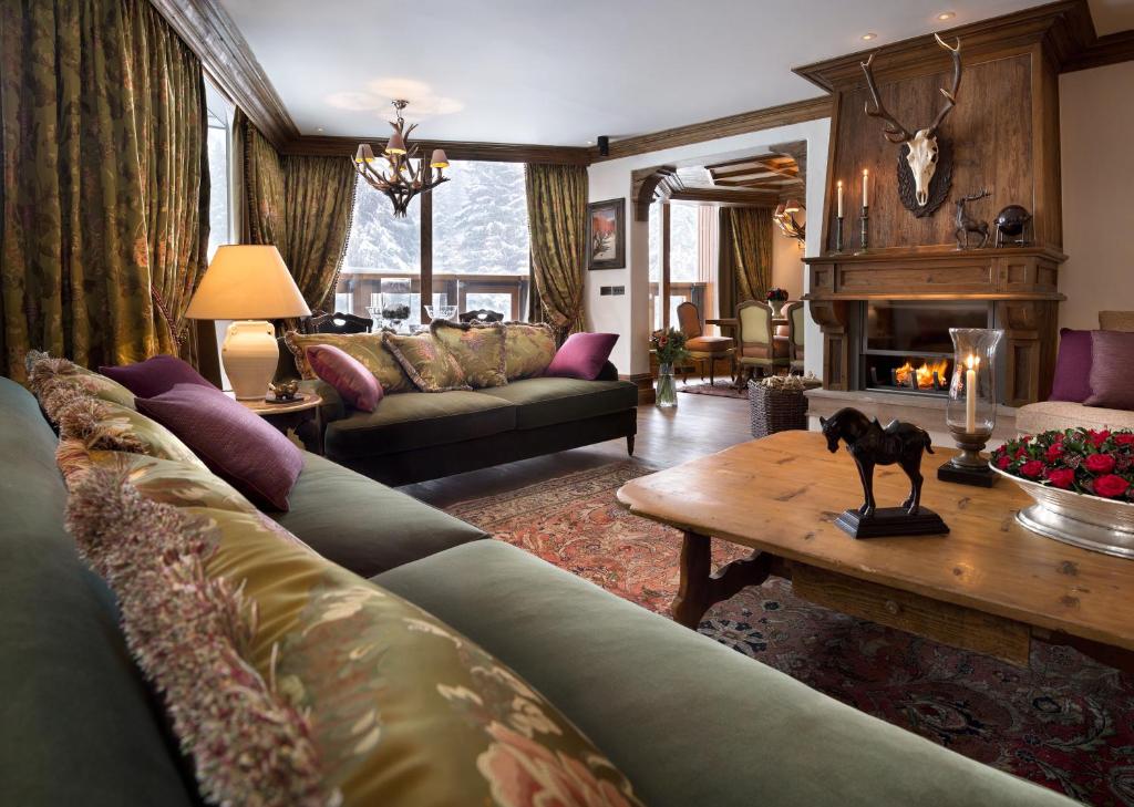 クールシュヴェルにあるAppartement d'Exception - Jardin Alpin - Courchevel 1850のリビングルーム(ソファ、テーブル付)