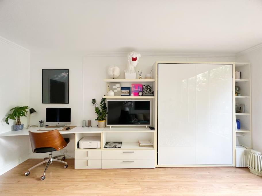 a white room with a desk and a chair at Secret Garden Étoile in Paris