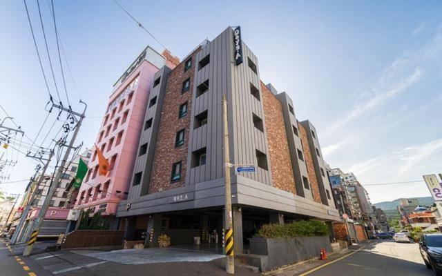 釜山Hotel Days A的城市街道拐角处的一栋建筑