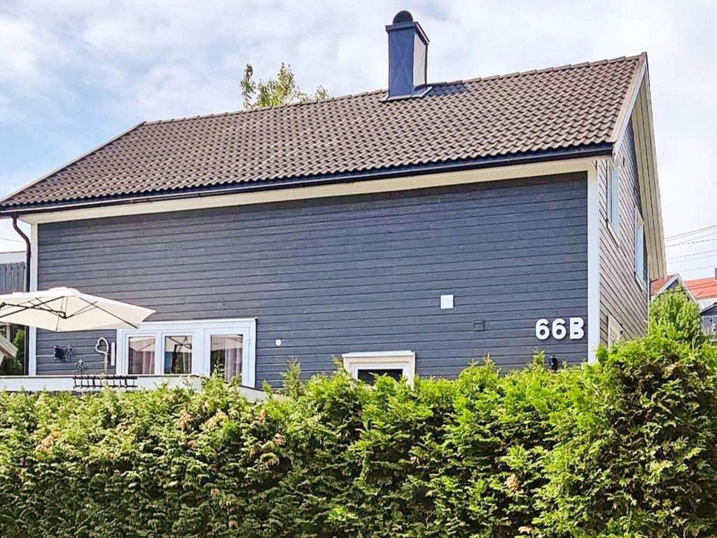 ein großes Haus mit einem schwarzen Haus in der Unterkunft Apartment Frederikstad in Fredrikstad