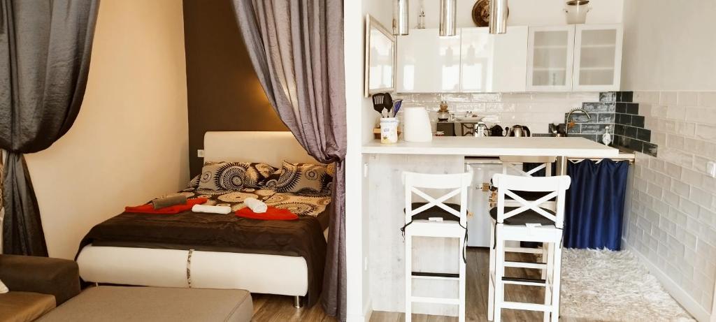 Dieses kleine Zimmer verfügt über eine Küche mit einer Theke und einem Tisch. in der Unterkunft My little paradise in Budapest