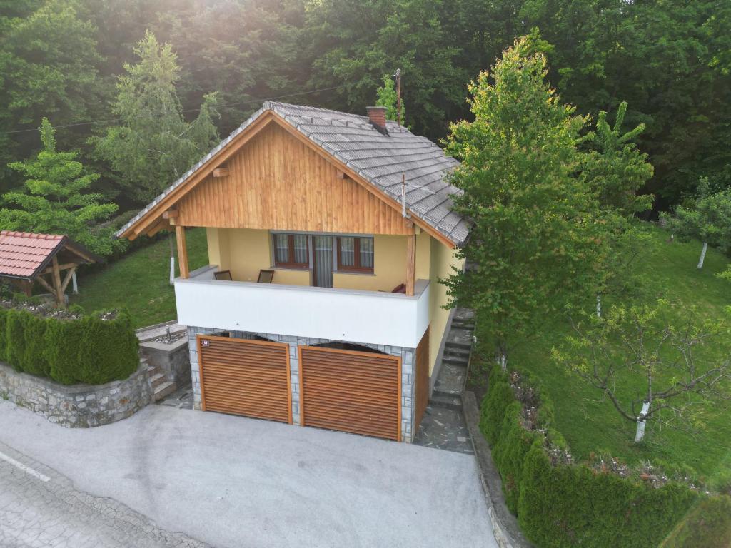 una vista aérea de una casa con garaje en Vineyard cottage Pri Krakaru, en Dragatuš