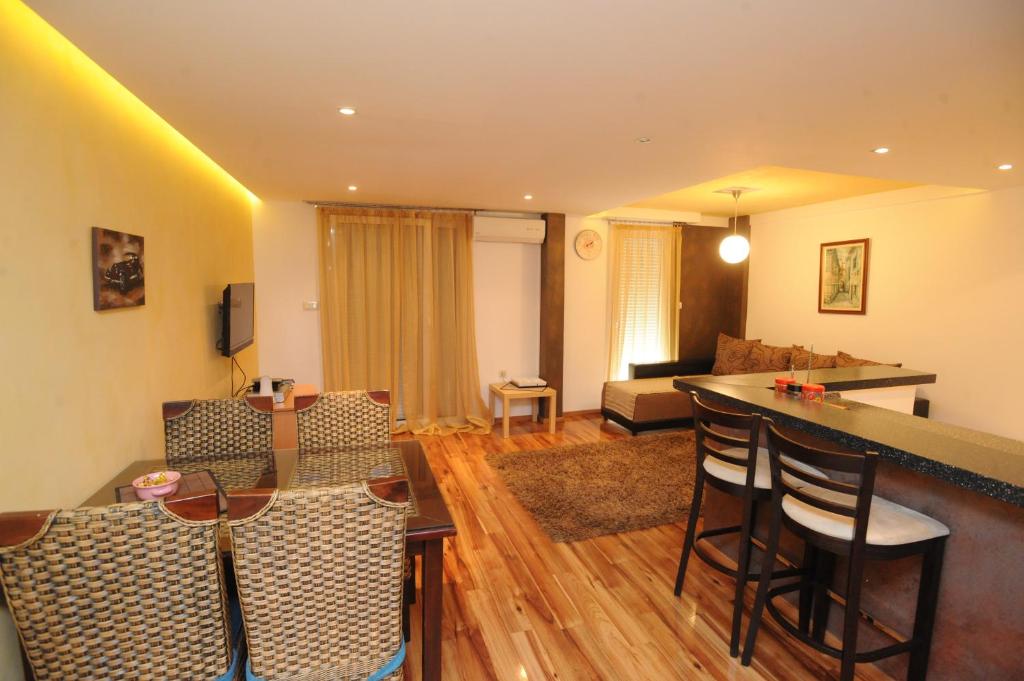 J & P Apartments - 14