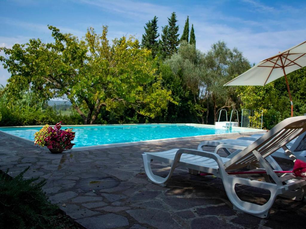 Bazén v ubytovaní Apartment with large garden and pool on the hills of Pisa alebo v jeho blízkosti