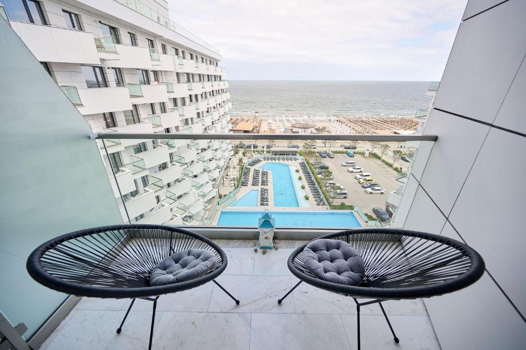 ママイアにあるCloud 9 Studio in Infinity Beach Resortの海の景色を望むバルコニー(椅子2脚付)