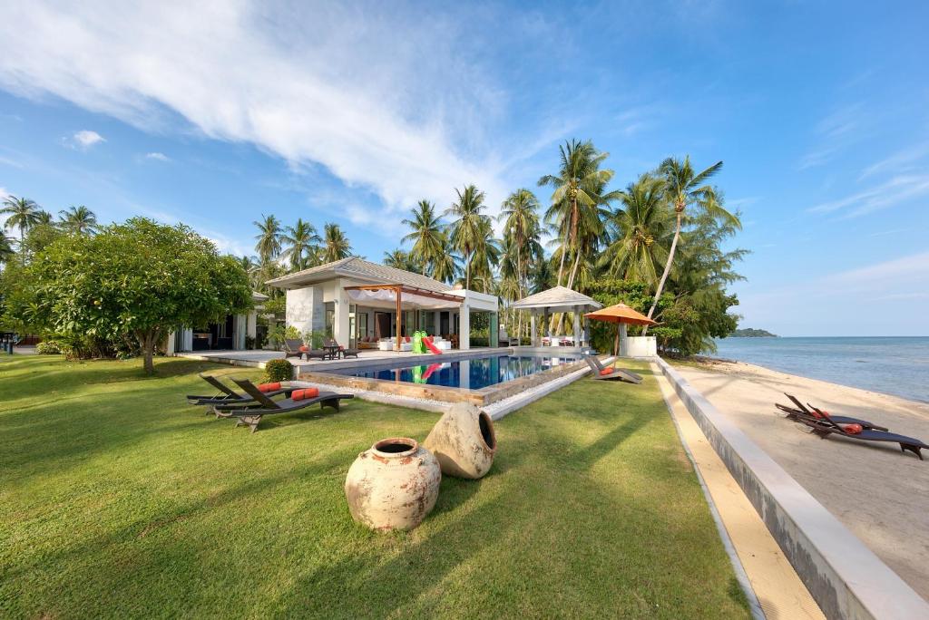 une maison avec une piscine à côté de l'océan dans l'établissement La Lagune, à Laem Set Beach